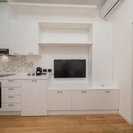 Isola-garibaldi Newly Renovated 1 Bedroom By Rentopolis Apartman *