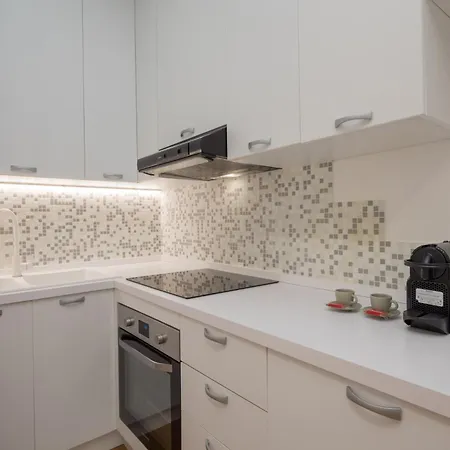 Isola-garibaldi Newly Renovated 1 Bedroom By Rentopolis Apartman *