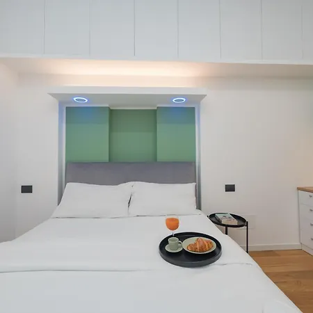 Isola-garibaldi Newly Renovated 1 Bedroom By Rentopolis Apartman